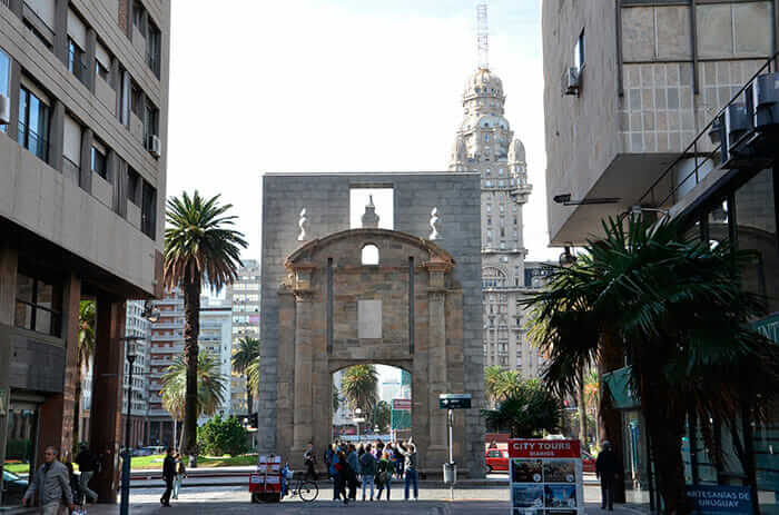 viajes a Montevideo plaza independencia