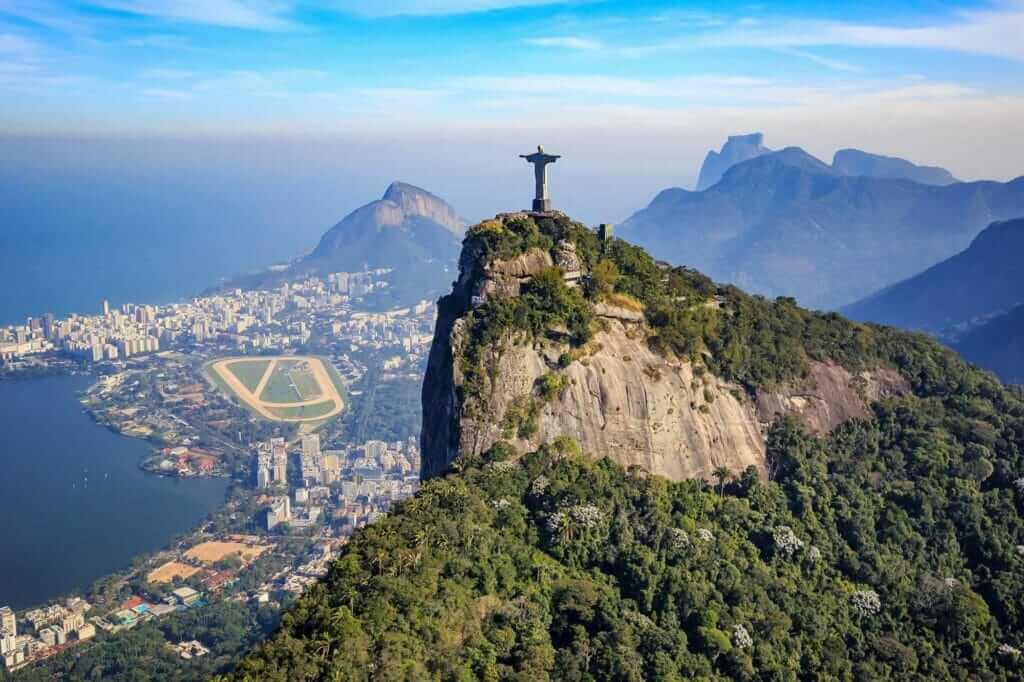 Vista aerea de Rio de Janeiro y Cristo Redentor.